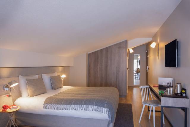 Quarto com tecto inclinado