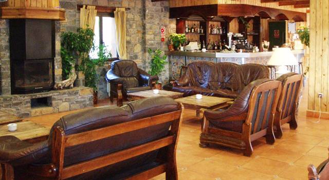Sala de estar com lareira / Bar