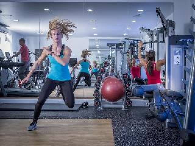 Desportos y Entretenimento