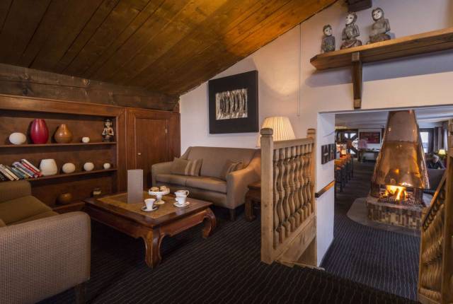 Sala de estar com lareira