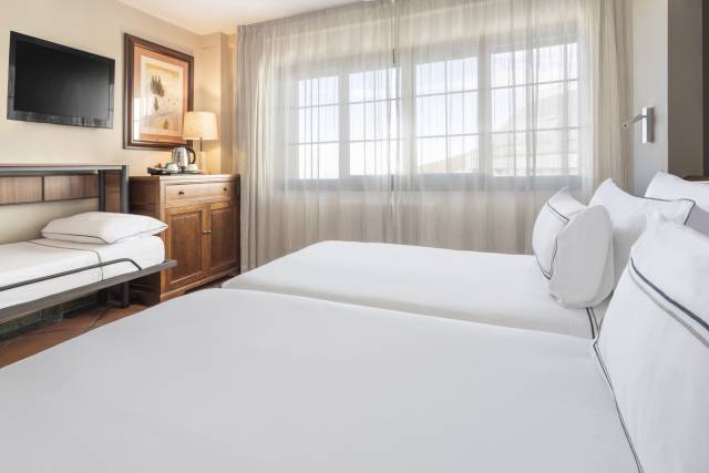 Quarto duplo com cama extra