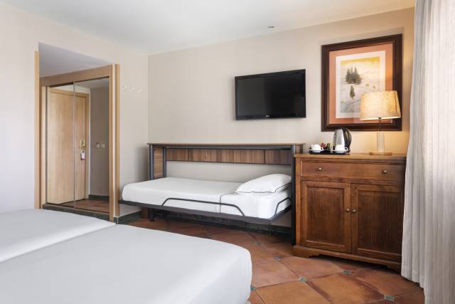 Quarto duplo com cama extra