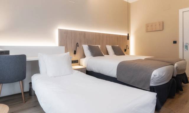 Quarto duplo com cama extra
