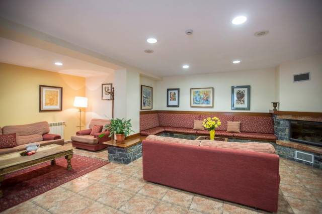 Sala de estar com lareira		