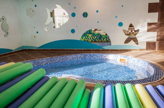 Piscina interior infantil