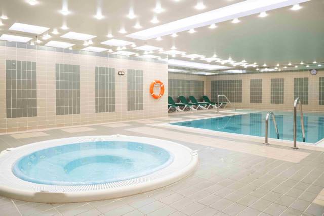 Piscina interior e jacuzzi