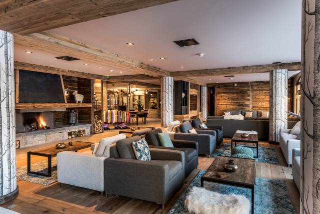 Sala de estar com lareira	
