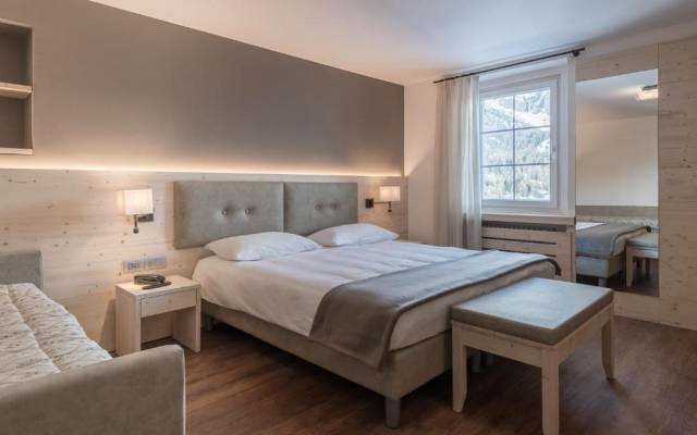 Quarto duplo com cama extra
