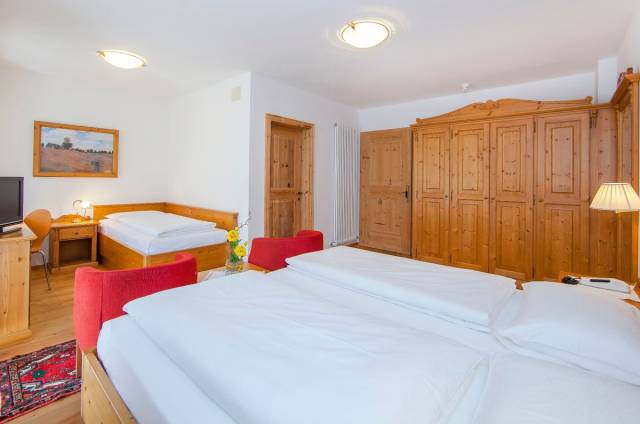 Quarto duplo com cama extra
