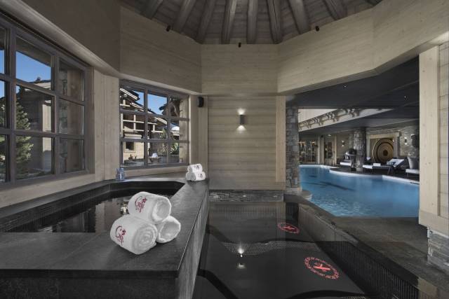 Jacuzzi/ piscina interior