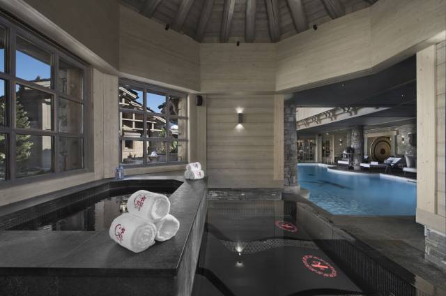 Jacuzzi/ piscina interior