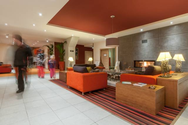Sala de estar com lareira		