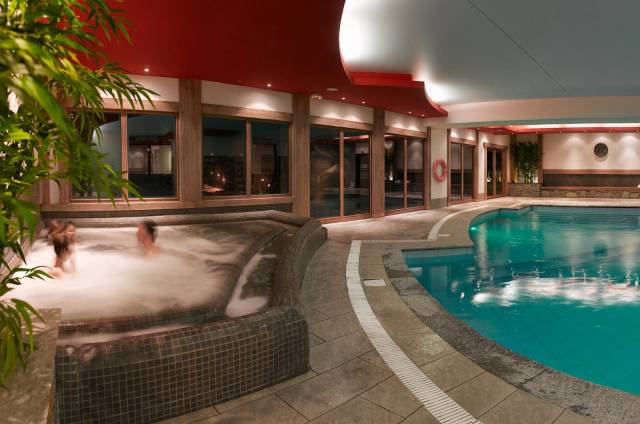 Jacuzzi/ piscina interior