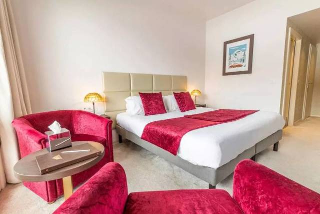 Quarto duplo com cama extra
