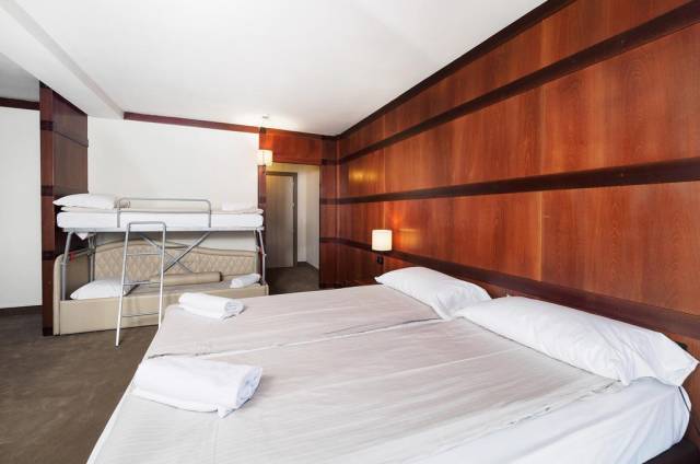 Quarto duplo com cama extra