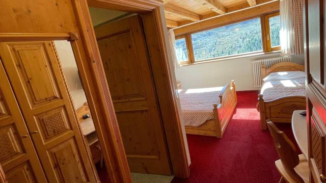 Quarto duplo com cama extra