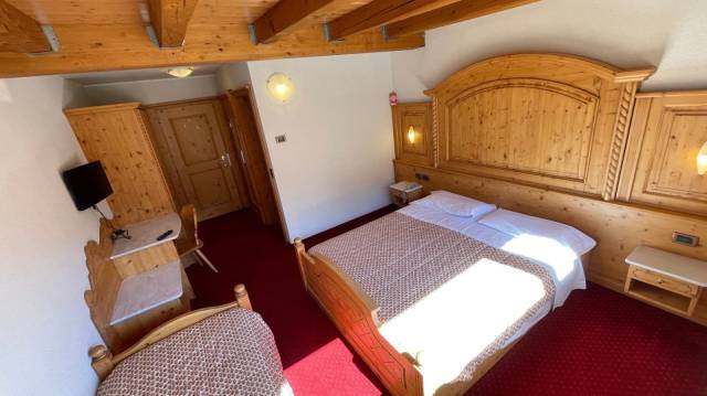 Quarto duplo com cama extra
