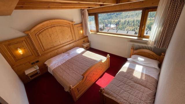 Quarto duplo com cama extra