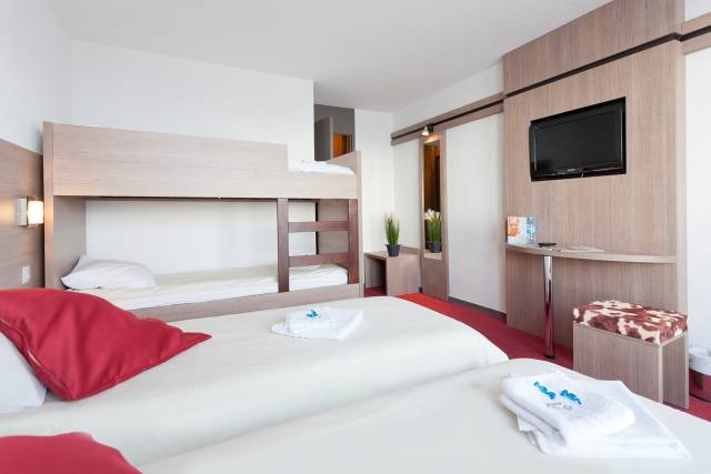 Quarto duplo com duas camas extras