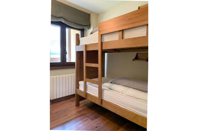 T2 com 1 quarto com cama de casal e 1 quarto com beliche