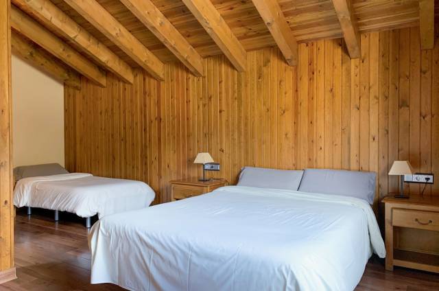 T2 1 quarto com cama de casal e 1 quarto no piso de cima com 1 quarto triplo 