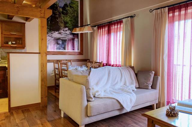 T2 1 quarto com cama de casal e 1 quarto no piso de cima com 1 quarto triplo 