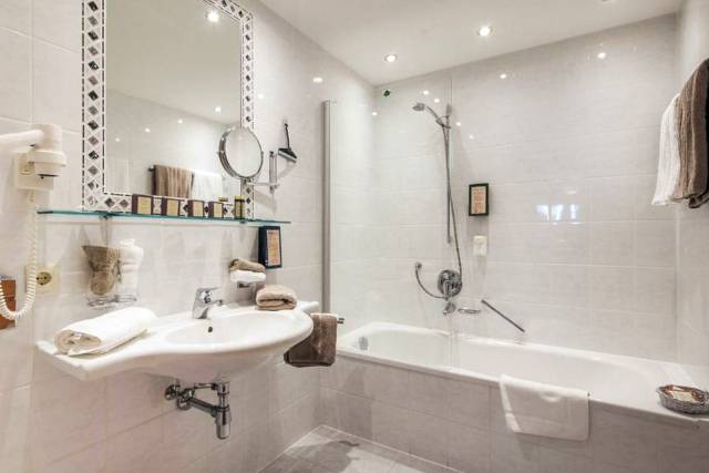 WC Suite Familiar