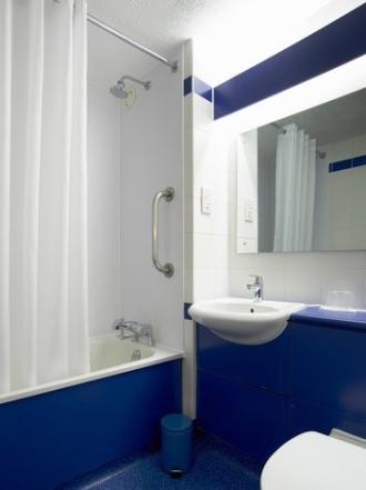 Travelodge Bath Waterside Hotel