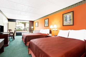 Howard Johnson Inn And Suites Clearwater Fl