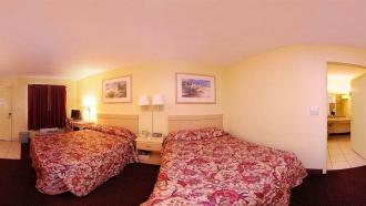 Econo Lodge  Inn & Suites Maingate Central