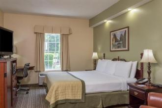 Baymont Inn & Suites Lakeland