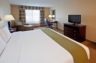 Holiday Inn Express & Suites E