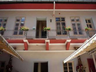 Fehér Páva Restaurant and Hostel