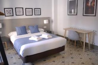 Guest House La Perla Granada Suites