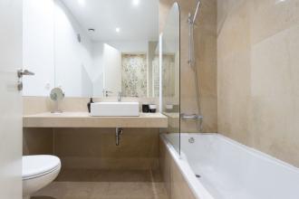 Chiado Modern Three-Bedroom Apartment - By Lu Holidays